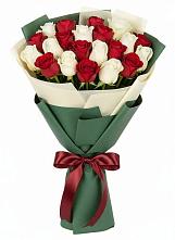 Букет Микс из красных и белых роз в Нурма