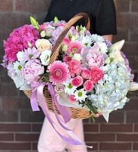 Цветочная композиция из Розы, Хризантемы, Пионы и Лизиантусы в корзине в Нурма
