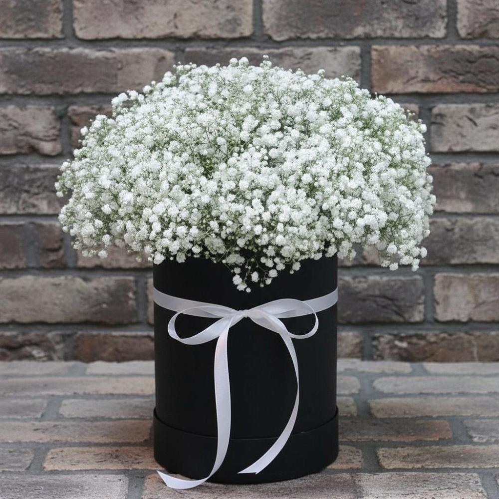 Цветочная композиция из Гипсофила в шляпной коробке в Нурма