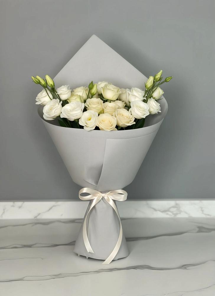 Букет цветов из: Розы и Лизиантусы в Нурма