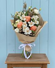 Букет цветов из:  Альстромерии, Лизиантусы, Розы и Хризантемы в Нурма