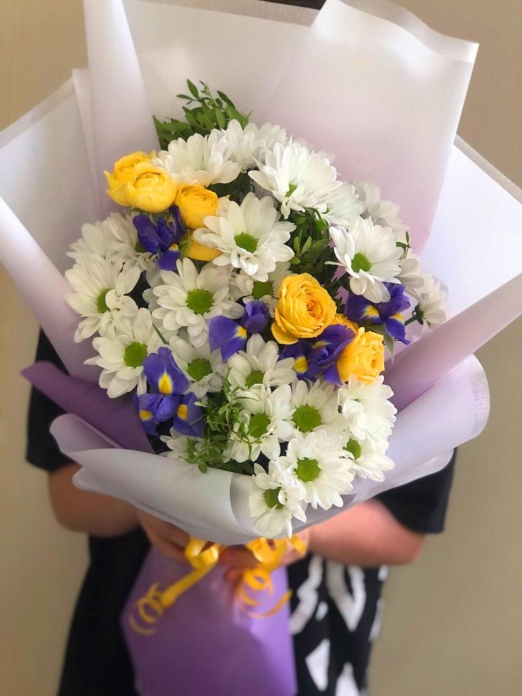 Букет цветов из: Ирисы, Хризантемы и Розы в Нурма