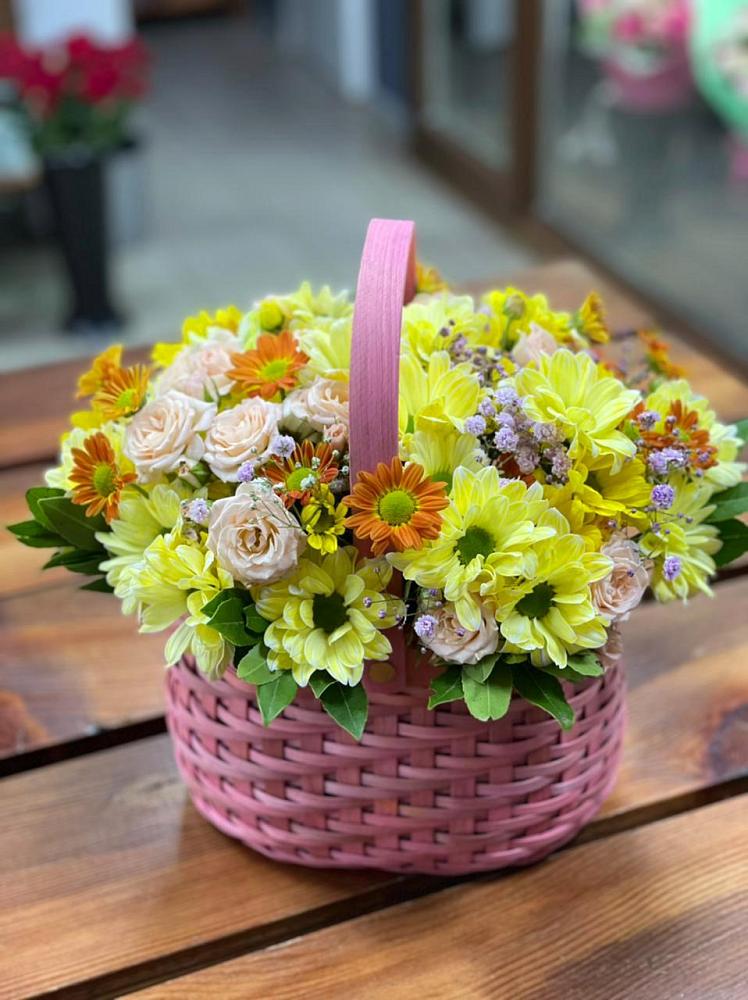 Цветочная композиция из Хризантемы и Розы в корзине в Нурма