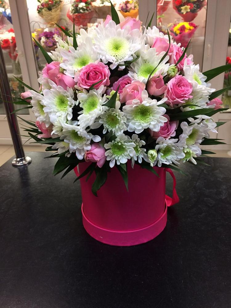 Цветочная композиция из Розы и Хризантемы в шляпной коробке в Нурма