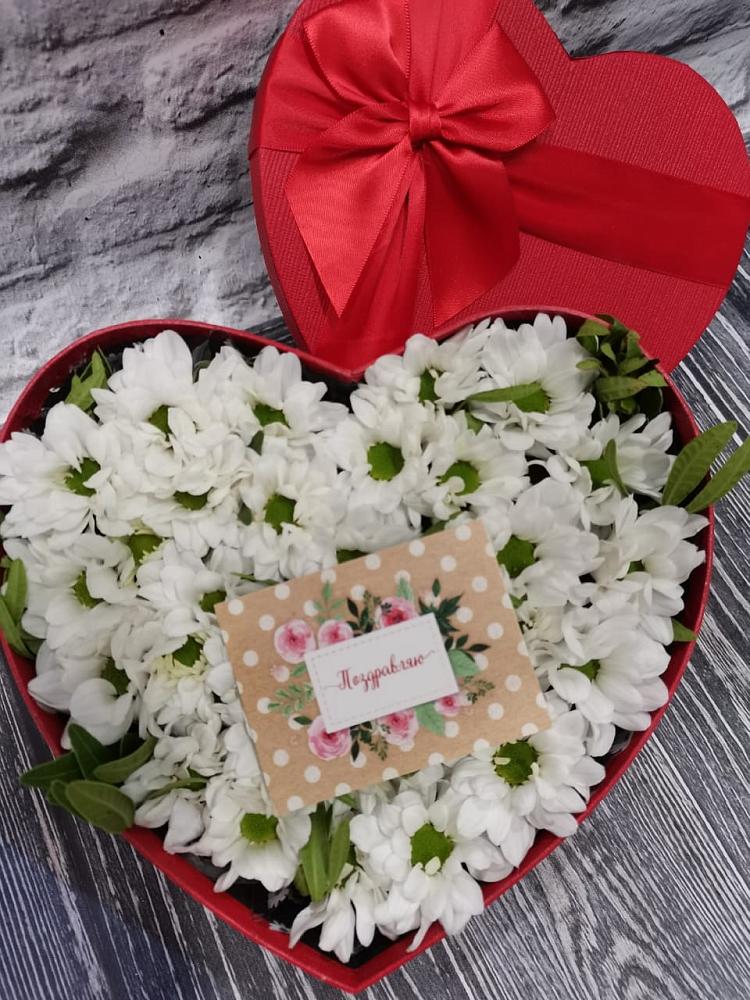 Цветочная композиция из Хризантемы в виде сердца в Нурма