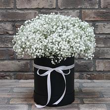 Цветочная композиция из Гипсофила в шляпной коробке в Нурма