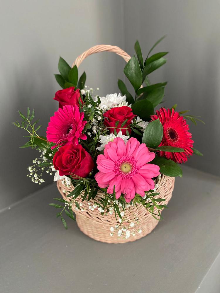 Цветочная композиция из Розы, Хризантемы и Герберы в корзине в Нурма
