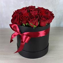 Цветочная композиция из Розы в шляпной коробке в Нурма