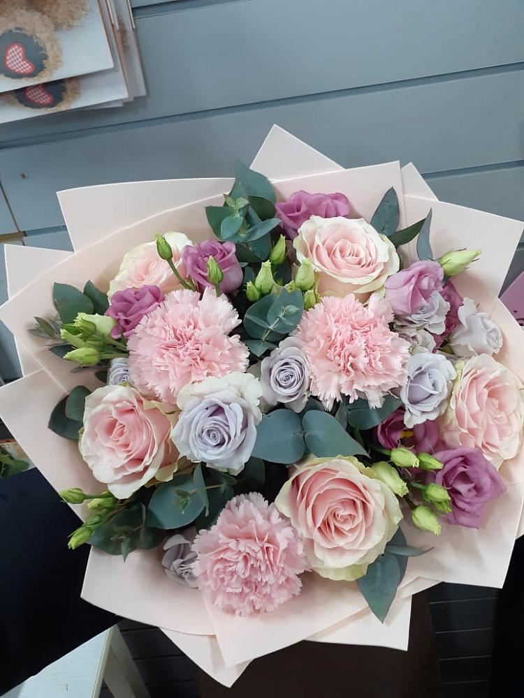 Букет цветов из: Розы, Гвоздики и Лизиантусы в Нурма