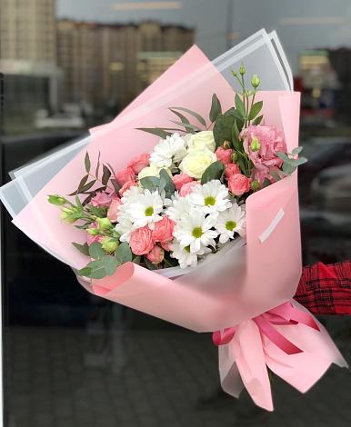 Букет цветов из: Розы, Лизиантусы и Хризантемы в Нурма